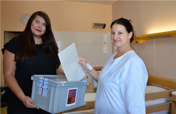 Volebního práva využila pacientka hospitalizovaná po porodu na stanici šestinedělí ústecké Masarykovy nemocnice. Foto: KZ, a. s./Petr Sochůrek