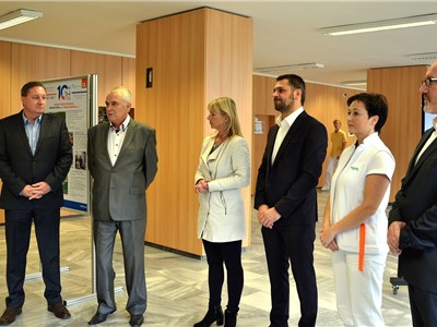 Výstavu k desetiletí Krajské zdravotní mohou nyní vidět návštěvníci mostecké nemocnice
