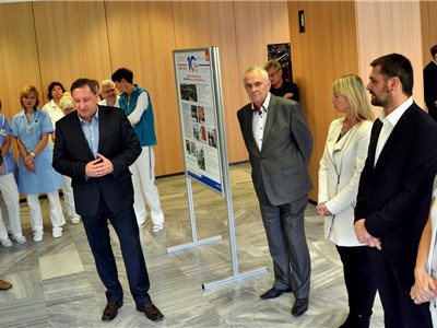 Výstavu k desetiletí Krajské zdravotní mohou nyní vidět návštěvníci mostecké nemocnice