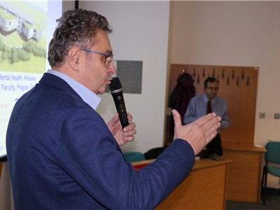 Profesor Cyril Höschl, přední český psychiatr, naplnil přednáškový sál Krajské zdravotní