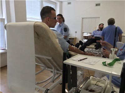 Světový den dárců krve připomněli v mostecké nemocnici strážníci