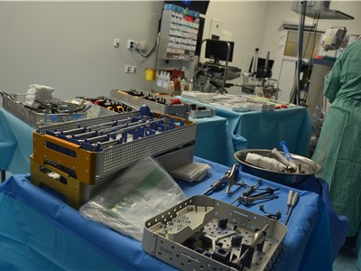 Neurochirurgové v Krajské zdravotní používají na deformity páteře jako první v Česku tyče vyrobené pacientovi na míru