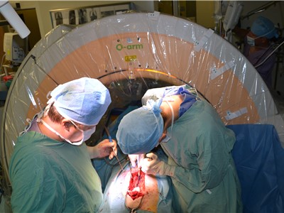 MUDr. Petr Vachata, Ph.D., MBA (vlevo) při operaci, při níž je použit pacientovi předem na míru vyrobený implantát. Sekunduje mu MUDr. Tomáš Radovnický