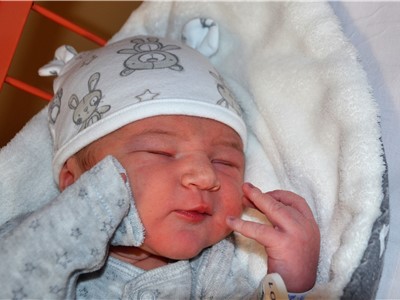 Prvním miminkem narozeným v roce 2019 v porodnicích Krajské zdravotní je Jakub Šmejkal z Ústí. Foto: KZ, a. s./Petr Sochůrek