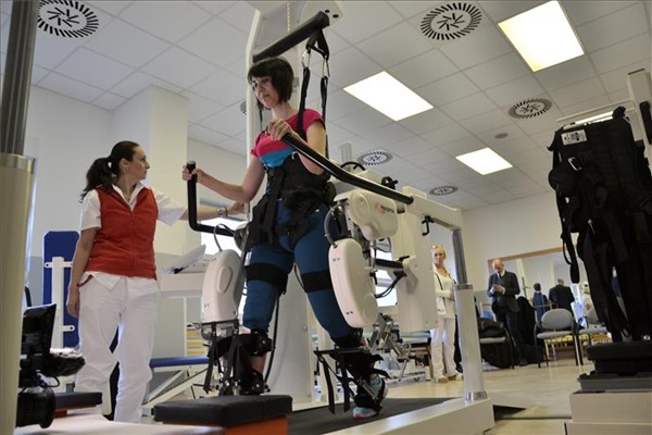 Krajská zdravotní disponuje přístrojem pro roboticky asistovanou rehabilitaci chůze