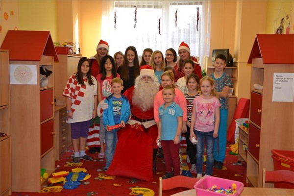 Malé pacienty v Krajské zdravotní navštívil Santa Claus