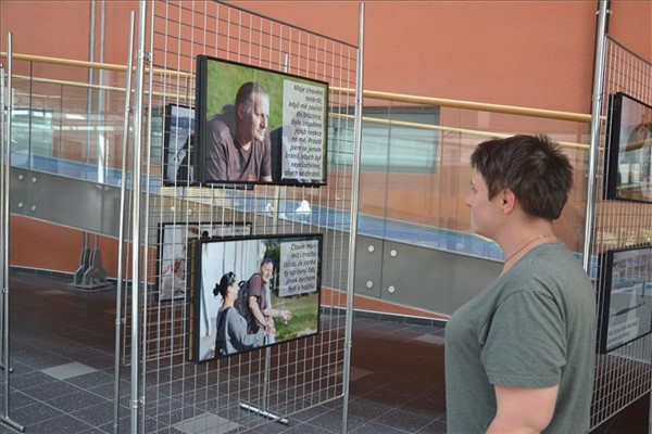 Krajská zdravotní v atriu ústecké Masarykovy nemocnice hostí výstavu „Neviditelní lidé“