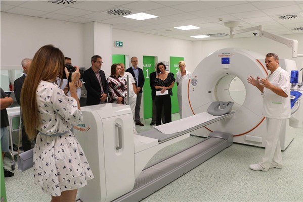 Primář MUDr. Aleš Chodacki prezentuje nový přístroj pro pozitronovou emisní tomografii při slavnostním zahájení provozu PET centra na Oddělení nukleární medicíny Krajské zdravotní, a.s. - Nemocnice Chomutov, o.z.