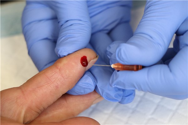 Odběr krve pro vyšetření při akci ke Světovému dni ledvin