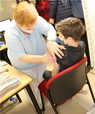 Vakcínu proti nemoci COVID-19 mohou děti ve věku 5 - 11 let dostat od 27. prosince v Očkovacím centru v Masarykově nemocnici v Ústí nad Labem, které je umístěno v pavilonu I. Foto: Krajská zdravotní, a.s. 