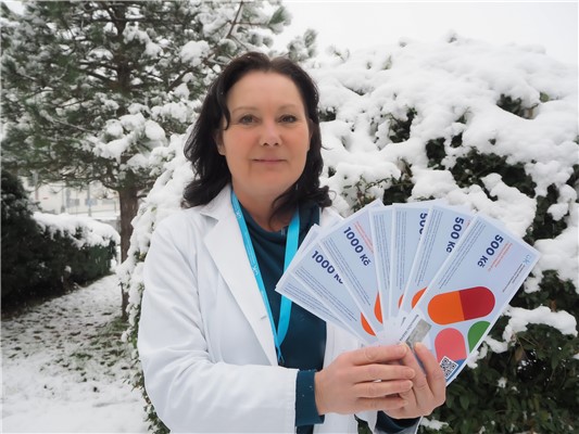 Náměstek pro řízení lékárenské péče Krajské zdravotní Olga Mučicová s dárkovými poukázkami