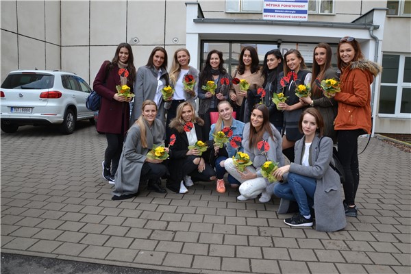 Přední české modelky navštívily Krajskou zdravotní v rámci charitativní akce Krása pomáhá dětem
