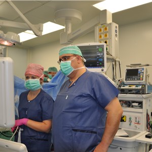 MUDr. Věra Müllerová (kardiolog) a prim. MUDr. Štěpán Rupert na operačním sále u perioperačního TEE