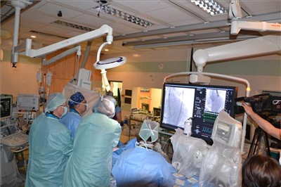 Specialisté Kardiologické kliniky Krajské zdravotní jako první v Česku operovali dvě srdeční chlopně současně 