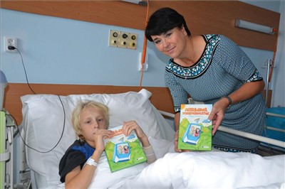 Spisovatelka Helena Centnerová předala svou kníhu dětským pacientům ústecké Masarykovy nemocnice (. Foto: Krajská zdravotní, a. s. )