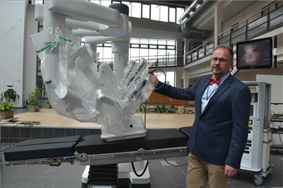 Krajská zdravotní uspořádala Den otevřených dveří k 8. výročí založení Centra robotické chirurgie, začala i výstava k 9. výročí vzniku společnosti (. Foto: Krajská zdravotní, a. s.)