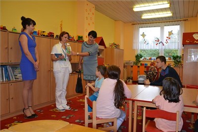 Spisovatelka Helena Centnerová předala svou kníhu dětským pacientům ústecké Masarykovy nemocnice (. Foto: Krajská zdravotní, a. s. )
