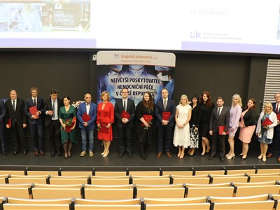 Společná fotografie oceněných účastníků konference