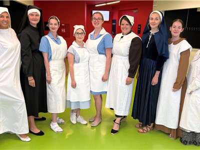 Přehlídka historických uniforem zdravotních sester