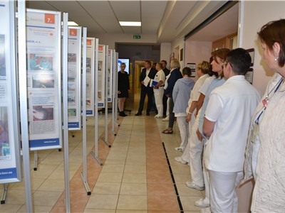 Výstava k desetiletí Krajské zdravotní je k vidění v děčínské nemocnici 