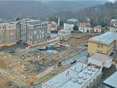 Dostavba děčínské nemocnice v únoru 2022.
