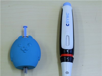 Aplikátor TUGI ve tvaru zvířátka a dosud běžně pacienty používaný injekční aplikátor. Foto: Krajská zdravotní, a.s.