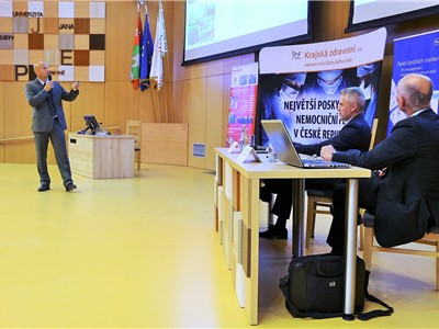 Doc. MUDr. Aleš Hejčl, Ph.D., z ústecké neurochirurgické kliniky při prezentaci na konferenci INTERLAB 2022.