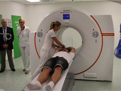 Prezentace přístroje PET/CT s figurantem v novém chomutovském centru.