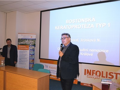Profesor Pavel Rozsíval, přední český oftalmolog, přednášel v Krajské zdravotní