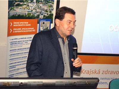 Profesor Pavel Rozsíval, přední český oftalmolog, přednášel v Krajské zdravotní