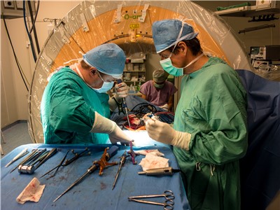 MUDr. Petr Vachata, Ph.D., MBA (vlevo) při první operaci v Česku, při níž byl použit pacientovi předem na míru vyrobený implantát. Sekundoval mu prof. MUDr. Martin Sameš, CSc., přednosta neurochirurgické kliniky. 