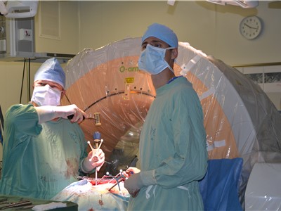 MUDr. Petr Vachata, Ph.D., MBA (vlevo) při operaci, při níž je použit pacientovi předem na míru vyrobený implantát. Sekunduje mu MUDr. Tomáš Radovnický