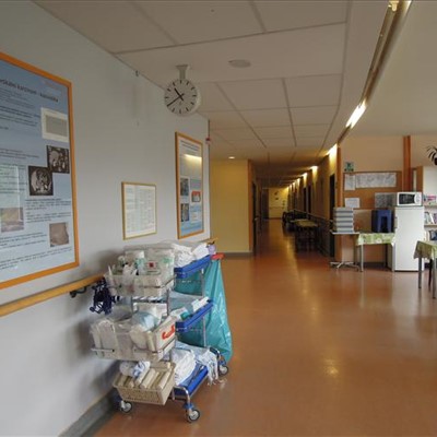 Pohled na chodbu s pokoji pro pacienty