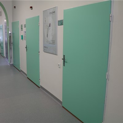 dveře do pokojů pacientů